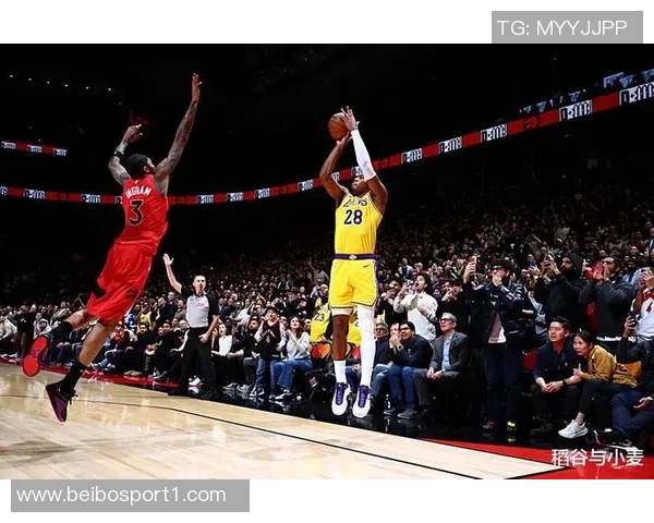 内史密斯表现稳健贡献12分关键时刻三分球助力球队胜利