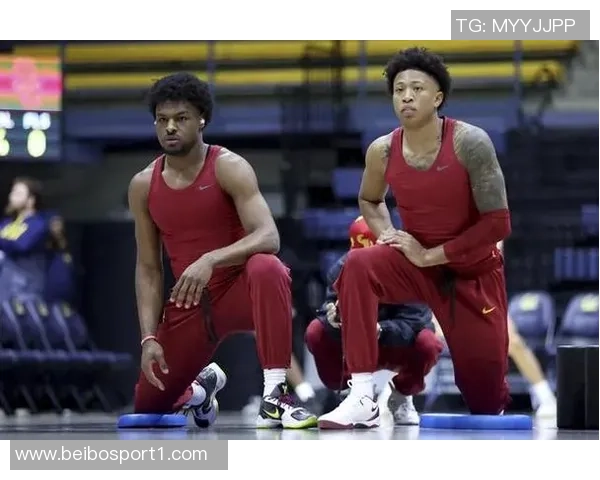 夸梅质疑布朗尼场上表现称心脏恢复但跑位意识存疑 夸梅质疑布朗尼场上表现称心脏恢复但跑位意识存疑