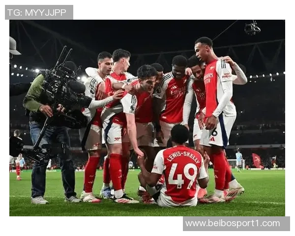 英超争冠白热化曼城曼联仅差3分枪手领跑群雄逐鹿局面引人关注