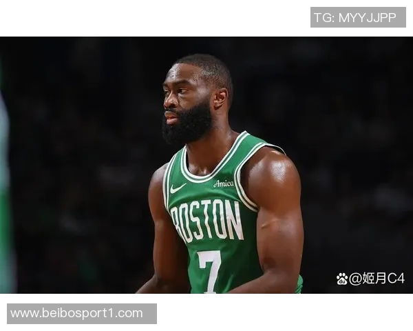 杰伦布朗半场表现抢眼13投6中贡献14分助力球队稳定火力